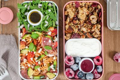 Miniature Traiteur Thiers (Puy-de-Dôme) - Village Fani Traiteur #21 Table décorée pour un événement avec nappes en lin, fleurs roses et blanches, verres à vin et petits pots en verre.