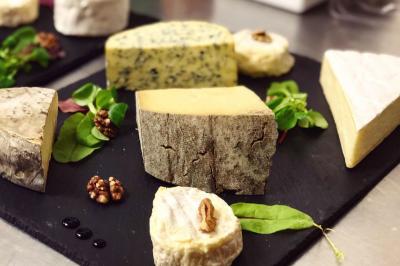 Miniature Traiteur Thiers (Puy-de-Dôme) - Village Fani Traiteur #23 Table décorée pour un événement avec nappes en lin, fleurs roses et blanches, verres à vin et petits pots en verre.