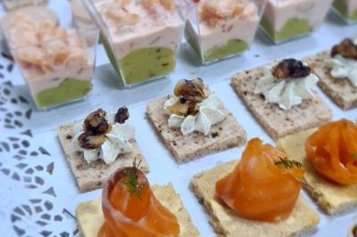 Miniature Traiteur Thiers (Puy-de-Dôme) - Village Fani Traiteur #25 Table décorée pour un événement avec nappes en lin, fleurs roses et blanches, verres à vin et petits pots en verre.