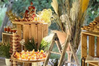 Miniature Traiteur Thiers (Puy-de-Dôme) - Village Fani Traiteur #2 Table décorée pour un événement avec nappes en lin, fleurs roses et blanches, verres à vin et petits pots en verre.