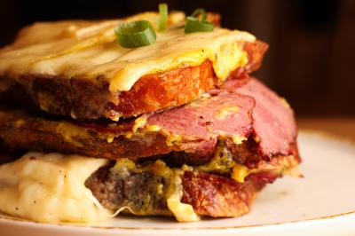 Plateau de mini-burgers au pain brioché, garnis de viande et de légumes colorés.