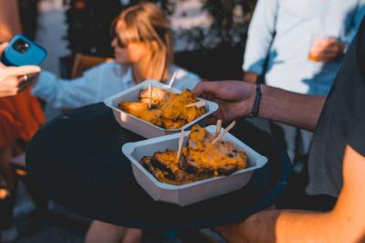 Plateau de mini-burgers au pain brioché, garnis de viande et de légumes colorés.