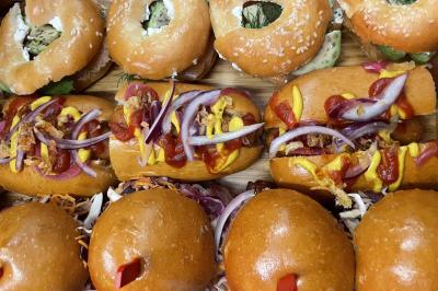 Plateau de mini-burgers au pain brioché, garnis de viande et de légumes colorés.
