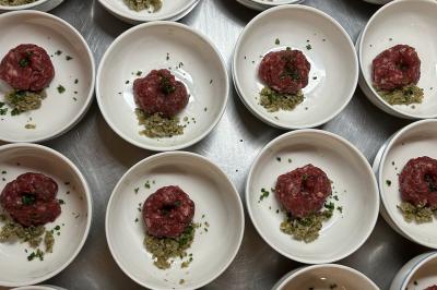 Plateau de mini-burgers au pain brioché, garnis de viande et de légumes colorés.
