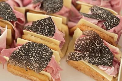 Plateau de mini-burgers au pain brioché, garnis de viande et de légumes colorés.