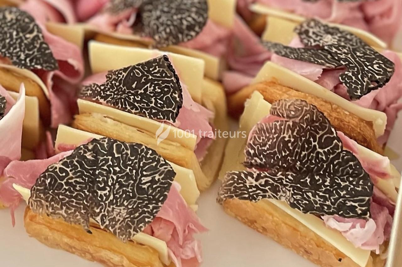Feuilletés garnis de jambon, fromage et tranches de truffe noire.