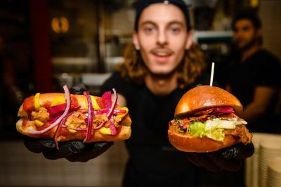 Plateau de mini-burgers au pain brioché, garnis de viande et de légumes colorés.