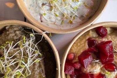 Plateau de mini-burgers au pain brioché, garnis de viande et de légumes colorés.