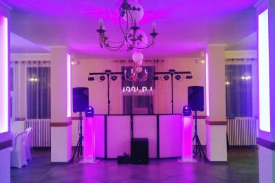 Miniature DJ Saint-Cyr-l'École (Yvelines) - Funity - DJ's #2 Table de mixage DJ Numark avec deux platines, des boutons lumineux et un écran, posée sur un support.