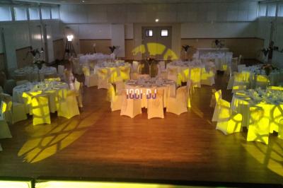 Miniature DJ Saint-Cyr-l'École (Yvelines) - Funity - DJ's #6 Table de mixage DJ Numark avec deux platines, des boutons lumineux et un écran, posée sur un support.