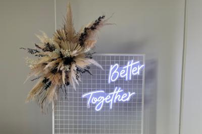 Miniature Pour l'Occasion #2 Composition florale dans une coupe en métal doré, avec des fleurs rouges, blanches et feuillages verts.