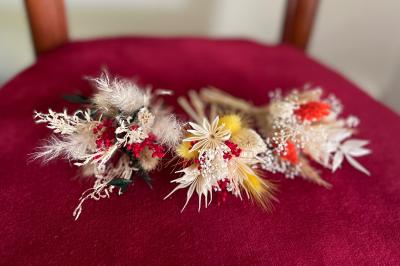 Miniature Pour l'Occasion #3 Composition florale dans une coupe en métal doré, avec des fleurs rouges, blanches et feuillages verts.