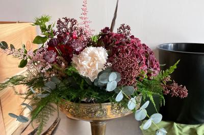 Miniature Pour l'Occasion #4 Composition florale dans une coupe en métal doré, avec des fleurs rouges, blanches et feuillages verts.