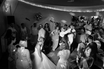 Miniature Location salle Charleroi (Hainaut) - Salles Belidanza #11 Salle de réception décorée avec des tables rondes, nappes beige, chaises ornées de nœuds et compositions florales.