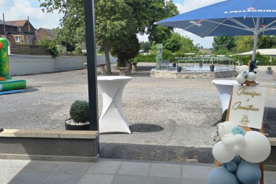 Miniature Location salle Charleroi (Hainaut) - Salles Belidanza #13 Salle de réception décorée avec des tables rondes, nappes beige, chaises ornées de nœuds et compositions florales.