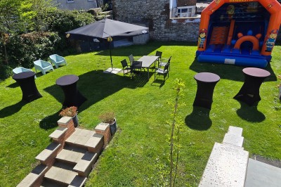 Miniature Location salle Charleroi (Hainaut) - Salles Belidanza #9 Salle de réception décorée avec des tables rondes, nappes beige, chaises ornées de nœuds et compositions florales.