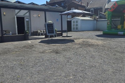 Miniature Location salle Charleroi (Hainaut) - Salles Belidanza #12 Salle de réception décorée avec des tables rondes, nappes beige, chaises ornées de nœuds et compositions florales.
