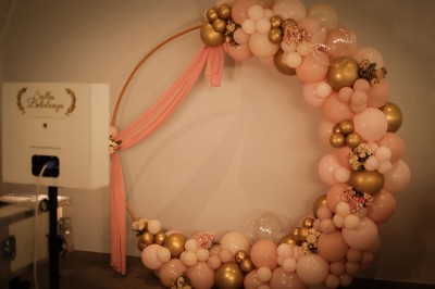 Miniature Location salle Charleroi (Hainaut) - Salles Belidanza #19 Salle de réception décorée avec des tables rondes, nappes beige, chaises ornées de nœuds et compositions florales.