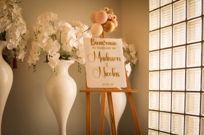 Miniature Location salle Charleroi (Hainaut) - Salles Belidanza #20 Salle de réception décorée avec des tables rondes, nappes beige, chaises ornées de nœuds et compositions florales.