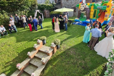 Miniature Location salle Charleroi (Hainaut) - Salles Belidanza #10 Salle de réception décorée avec des tables rondes, nappes beige, chaises ornées de nœuds et compositions florales.