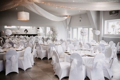 Miniature Location salle Charleroi (Hainaut) - Salles Belidanza #23 Salle de réception élégante décorée de nappes blanches, chaises habillées et centres de table floraux.