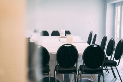 Des personnes se servent à un buffet dans un espace intérieur lumineux avec des boissons et des aliments disposés sur une…