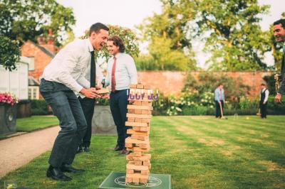 Miniature DJ Reichstett (Bas-Rhin) - AnimSon  #4 Tables hautes blanches dressées sur une pelouse avec des tonnelles blanches en arrière-plan.