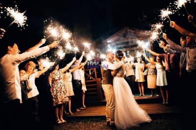 Miniature DJ Reichstett (Bas-Rhin) - AnimSon  #6 Tables hautes blanches dressées sur une pelouse avec des tonnelles blanches en arrière-plan.