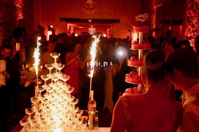 Miniature DJ Reichstett (Bas-Rhin) - AnimSon  #16 Tables hautes blanches dressées sur une pelouse avec des tonnelles blanches en arrière-plan.