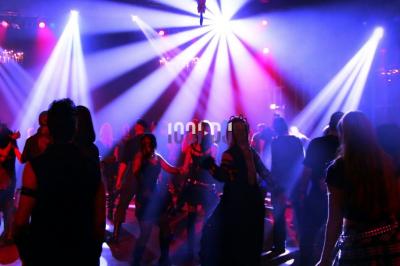 Miniature DJ Reichstett (Bas-Rhin) - AnimSon  #19 Tables hautes blanches dressées sur une pelouse avec des tonnelles blanches en arrière-plan.