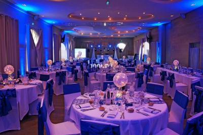 Miniature DJ Reichstett (Bas-Rhin) - AnimSon  #3 Tables dressées sous une tente blanche dans un jardin, décorées de fleurs bleues et éclairées par des guirlandes lumineuses.