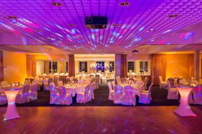 Miniature DJ Reichstett (Bas-Rhin) - AnimSon  #4 Tables dressées sous une tente blanche dans un jardin, décorées de fleurs bleues et éclairées par des guirlandes lumineuses.