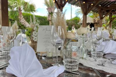 Miniature Location salle Moineville (Meurthe-et-Moselle) - Les Jardins de L'Hacienda #5 Salle de réception élégante avec tables rondes décorées de fleurs blanches et serviettes pliées, ambiance lumineuse.