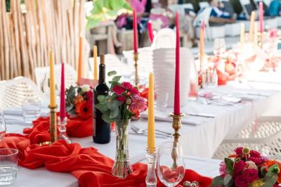 Miniature Location salle Moineville (Meurthe-et-Moselle) - Les Jardins de L'Hacienda #17 Salle de réception élégante avec tables rondes décorées de fleurs blanches et serviettes pliées, ambiance lumineuse.