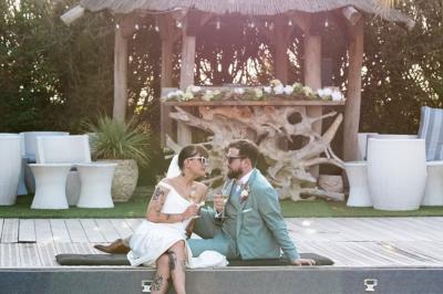 Miniature Location salle Moineville (Meurthe-et-Moselle) - Les Jardins de L'Hacienda #20 Salle de réception élégante avec tables rondes décorées de fleurs blanches et serviettes pliées, ambiance lumineuse.