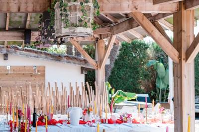 Miniature Location salle Moineville (Meurthe-et-Moselle) - Les Jardins de L'Hacienda #21 Salle de réception élégante avec tables rondes décorées de fleurs blanches et serviettes pliées, ambiance lumineuse.