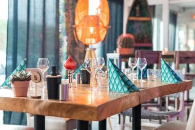 Miniature Location salle Moineville (Meurthe-et-Moselle) - Les Jardins de L'Hacienda #22 Salle de réception élégante avec tables rondes décorées de fleurs blanches et serviettes pliées, ambiance lumineuse.