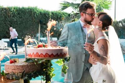 Miniature Location salle Moineville (Meurthe-et-Moselle) - Les Jardins de L'Hacienda #8 Salle de réception élégante avec tables rondes décorées de fleurs blanches et serviettes pliées, ambiance lumineuse.