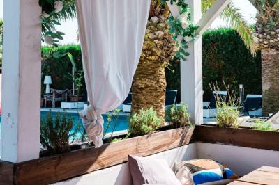 Miniature Location salle Moineville (Meurthe-et-Moselle) - Les Jardins de L'Hacienda #23 Salle de réception élégante avec tables rondes décorées de fleurs blanches et serviettes pliées, ambiance lumineuse.