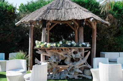 Miniature Location salle Moineville (Meurthe-et-Moselle) - Les Jardins de L'Hacienda #26 Salle de réception élégante avec tables rondes décorées de fleurs blanches et serviettes pliées, ambiance lumineuse.