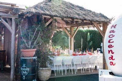 Miniature Location salle Moineville (Meurthe-et-Moselle) - Les Jardins de L'Hacienda #27 Salle de réception élégante avec tables rondes décorées de fleurs blanches et serviettes pliées, ambiance lumineuse.