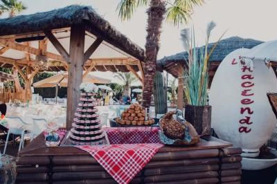 Miniature Location salle Moineville (Meurthe-et-Moselle) - Les Jardins de L'Hacienda #28 Salle de réception élégante avec tables rondes décorées de fleurs blanches et serviettes pliées, ambiance lumineuse.