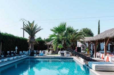 Miniature Location salle Moineville (Meurthe-et-Moselle) - Les Jardins de L'Hacienda #29 Salle de réception élégante avec tables rondes décorées de fleurs blanches et serviettes pliées, ambiance lumineuse.