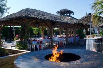 Miniature Location salle Moineville (Meurthe-et-Moselle) - Les Jardins de L'Hacienda #13 Salle de réception élégante avec tables rondes décorées de fleurs blanches et serviettes pliées, ambiance lumineuse.