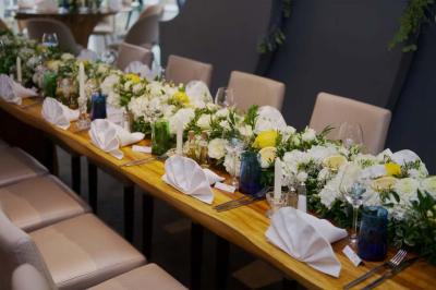 Miniature Location salle Moineville (Meurthe-et-Moselle) - Les Jardins de L'Hacienda #6 Salle de réception élégante avec tables rondes décorées de fleurs blanches et serviettes pliées, ambiance lumineuse.