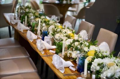 Miniature Location salle Moineville (Meurthe-et-Moselle) - Les Jardins de L'Hacienda #7 Salle de réception élégante avec tables rondes décorées de fleurs blanches et serviettes pliées, ambiance lumineuse.