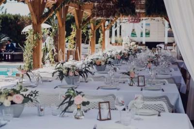 Miniature Location salle Moineville (Meurthe-et-Moselle) - Les Jardins de L'Hacienda #2 Salle de réception élégante avec tables rondes décorées de fleurs blanches et serviettes pliées, ambiance lumineuse.