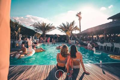 Miniature Location salle Moineville (Meurthe-et-Moselle) - Les Jardins de L'Hacienda #11 Salle de réception élégante avec tables rondes décorées de fleurs blanches et serviettes pliées, ambiance lumineuse.