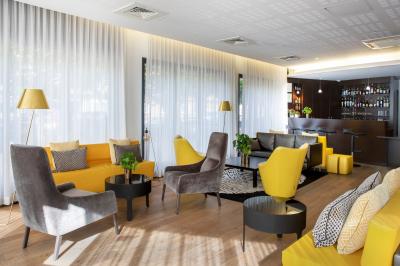 Miniature Location salle Thionville (Moselle) - Best Western Plus Thionville Centre #2 Façade d'un bâtiment moderne en bois clair avec des fenêtres, sous un ciel bleu dégagé.