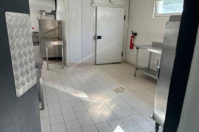 Miniature Location salle Roquevaire (Bouches-du-Rhône) - Nao Athéna #20 Table dressée avec vaisselle et fleurs bleues près d'une piscine entourée de dalles claires et de végétation.